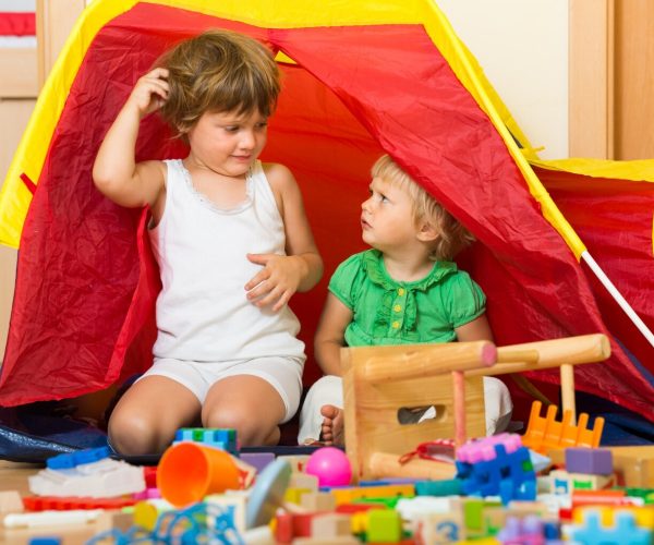 children-playing-home_1398-4996